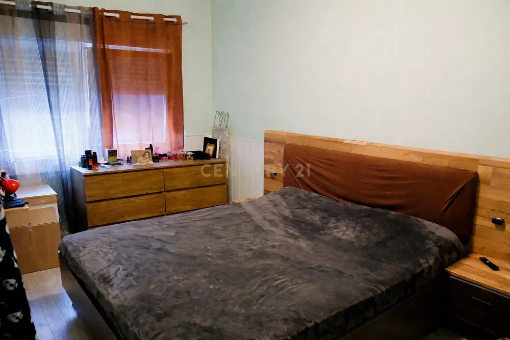 Kuhinja; kućanski aparati, drveni pod, prirodna svjetlost, moderan stil