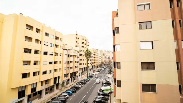 Κουζίνα; συσκευές κουζίνας, ξύλινο πάτωμα, φυσικό φως, μοντέρνο στυλ