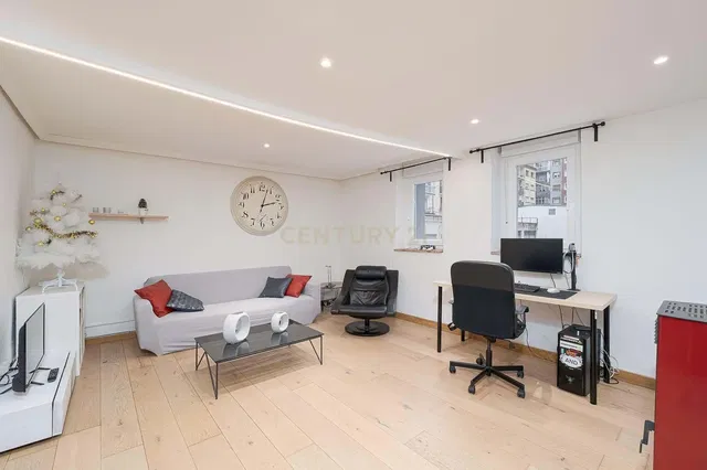 Κουζίνα; συσκευές κουζίνας, ξύλινο πάτωμα, φυσικό φως, μοντέρνο στυλ