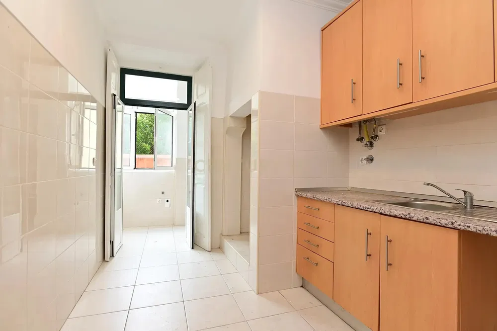 Cuisine; électroménager, parquet, lumière naturelle, style moderne