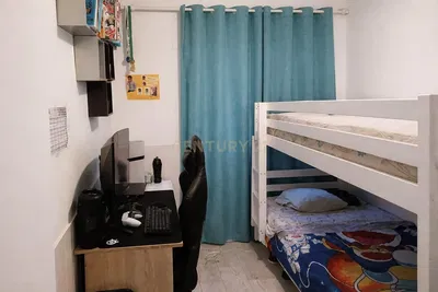 Kuhinja; kućanski aparati, drveni pod, prirodna svjetlost, moderan stil