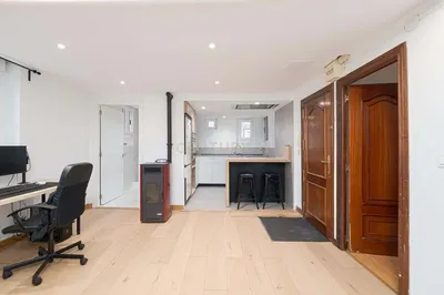 Cuisine; électroménager, parquet, lumière naturelle, style moderne