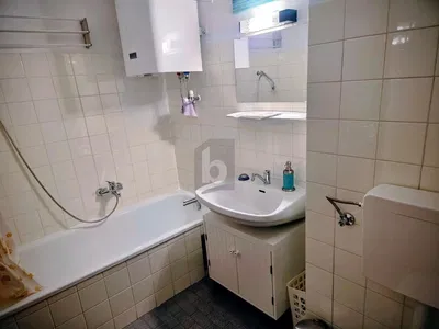 Kuchyňa; kuchynské spotrebiče, drevená podlaha, prirodzené svetlo, moderný štýl