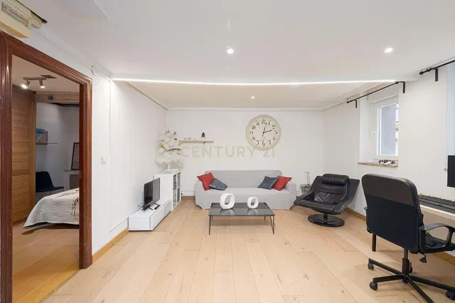 Σαλόνι; ξύλινο πάτωμα, φυσικό φως, μοντέρνο στυλ