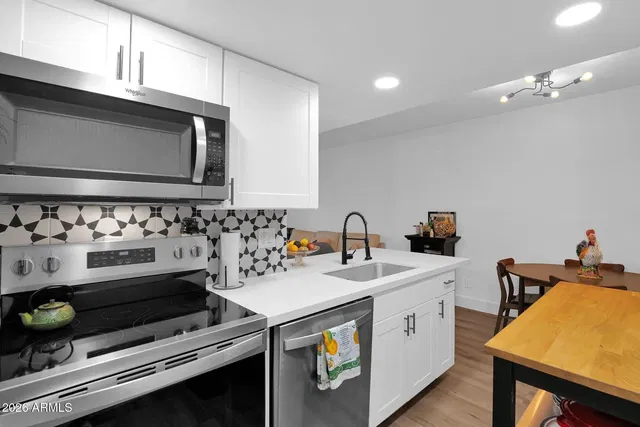 Küche; küchengeräte, holzboden, tageslicht, moderner stil