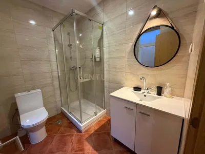 Küche; küchengeräte, holzboden, tageslicht, moderner stil