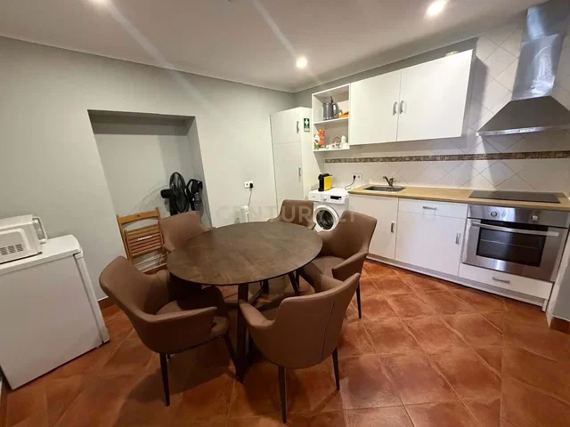 Cocina; electrodomésticos, suelo de madera, luz natural, estilo moderno