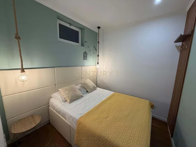 Cocina; electrodomésticos, suelo de madera, luz natural, estilo moderno