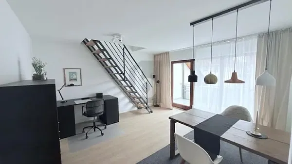 Kuchyně; kuchyňské spotřebiče, dřevěná podlaha, přirozené světlo, moderní styl