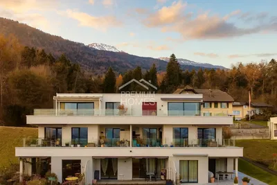 Cucina; elettrodomestici, pavimento in legno, luce naturale, stile moderno