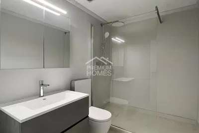 Wohnzimmer; holzboden, tageslicht, moderner stil