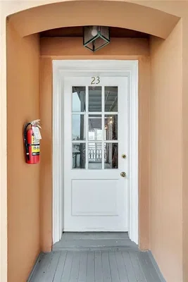 Kuhinja; kuhinjski aparati, drveni pod, prirodno svjetlo, moderni stil