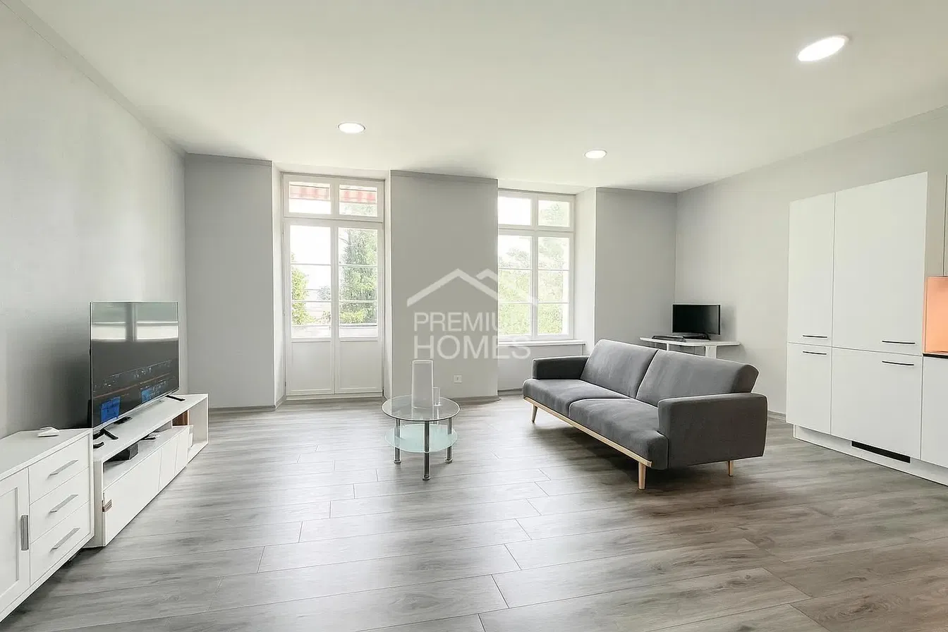 Küche; küchengeräte, holzboden, tageslicht, moderner stil