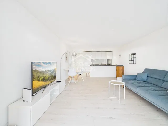 Kuhinja; kuhinjski aparati, drveni pod, prirodno svjetlo, moderni stil