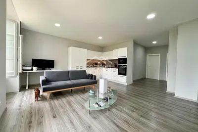 Кухиња; кухињски апарати, дрвени под, природно светло, модерни стил