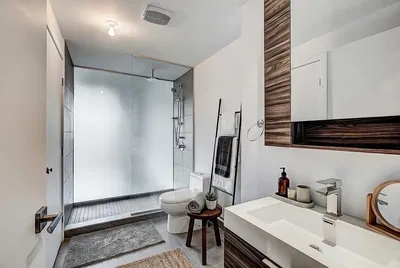 Кухня; кухненски уреди, дървен под, естествена светлина, модерен стил