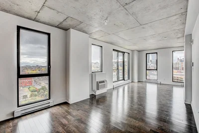 Keuken; keukenapparatuur, houten vloer, natuurlijk licht, moderne stijl