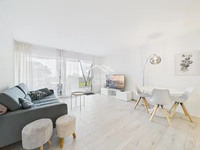 Cucina; elettrodomestici, pavimento in legno, luce naturale, stile moderno