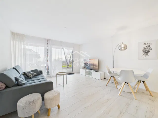 Kuchyně; kuchyňské spotřebiče, dřevěná podlaha, přirozené světlo, moderní styl