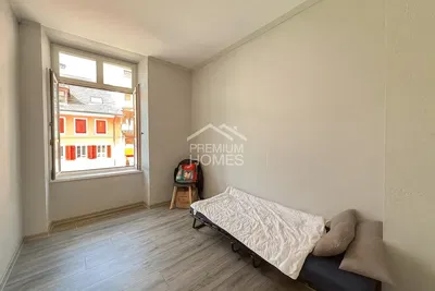 Кухиња; кухињски апарати, дрвени под, природно светло, модерни стил