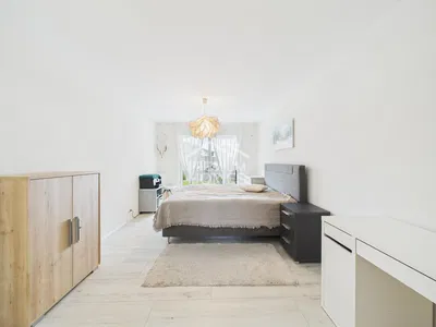 Cucina; elettrodomestici, pavimento in legno, luce naturale, stile moderno