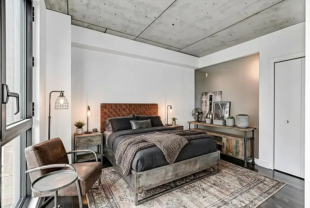 Кухня; кухненски уреди, дървен под, естествена светлина, модерен стил