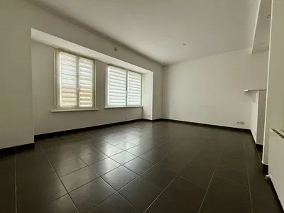 Küche; küchengeräte, holzboden, tageslicht, moderner stil