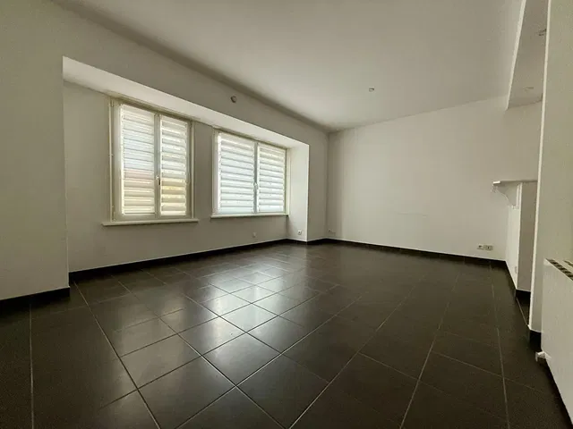 Cozinha; eletrodomésticos, chão de madeira, luz natural, estilo moderno