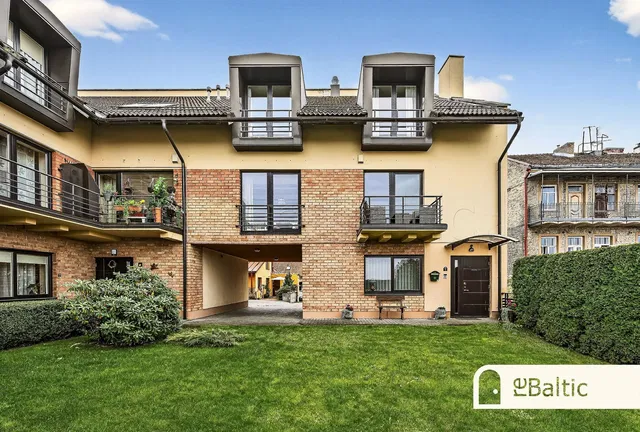 Cucina; elettrodomestici, pavimento in legno, luce naturale, stile moderno