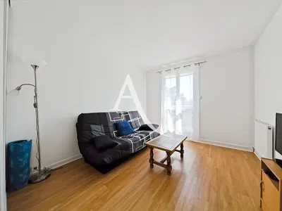 Кухиња; кухињски апарати, плочице, природно светло, модерни стил