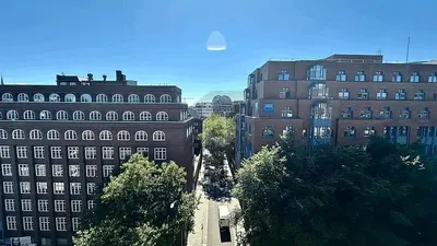 Kuchyně; kuchyňské spotřebiče, dřevěná podlaha, přirozené světlo, moderní styl