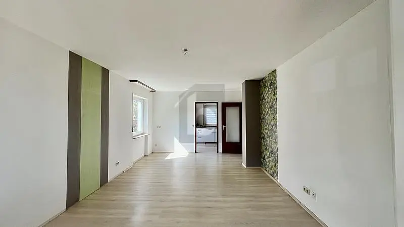 Кухиња; кухињски апарати, дрвени под, природно светло, модерни стил