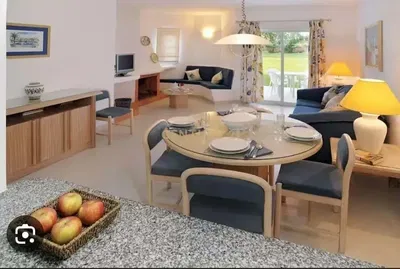 Кухиња; кухињски апарати, дрвени под, природно светло, модерни стил