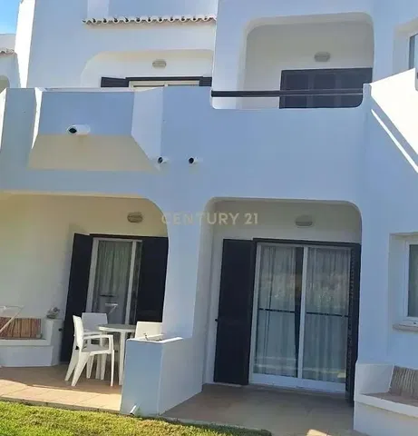 Kuchyňa; kuchynské spotrebiče, drevená podlaha, prirodzené svetlo, moderný štýl