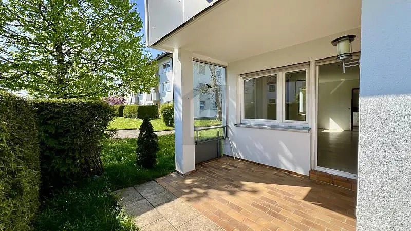 Кухиња; кухињски апарати, дрвени под, природно светло, модерни стил