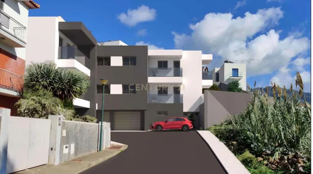 Keuken; keukenapparatuur, houten vloer, natuurlijk licht, moderne stijl