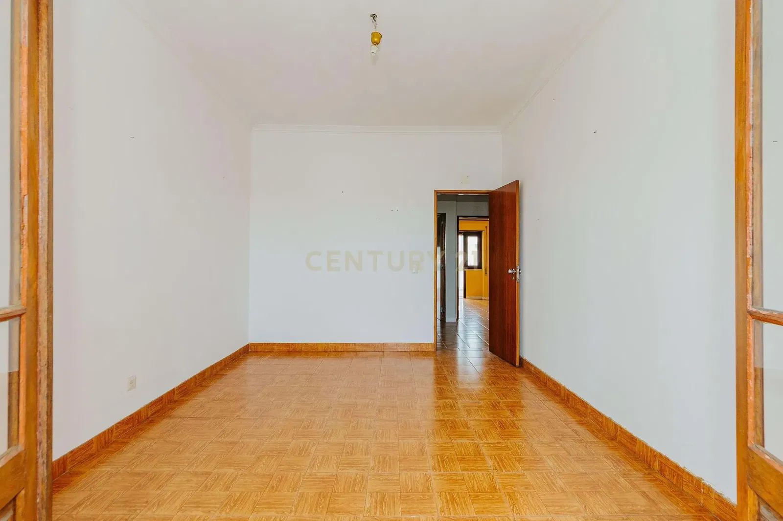 Кухиња; кухињски апарати, дрвени под, природно светло, модерни стил