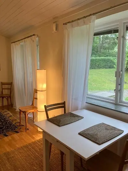 Küche; küchengeräte, holzboden, tageslicht, moderner stil