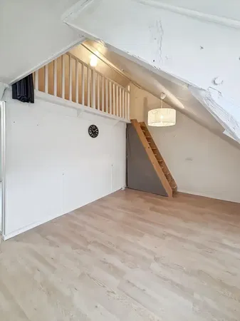 Obývací pokoj; dřevěná podlaha, přirozené světlo, moderní styl