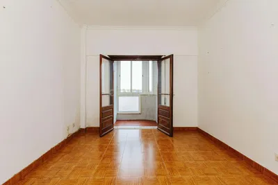 Кухиња; кухињски апарати, дрвени под, природно светло, модерни стил