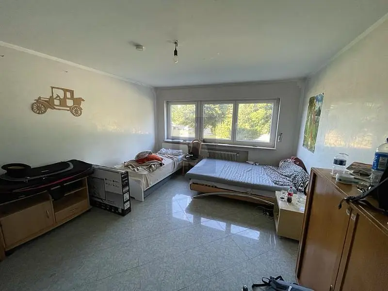 Kuhinja; kućanski aparati, drveni pod, prirodna svjetlost, moderan stil