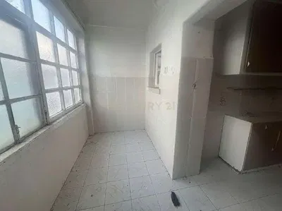 Dnevni boravak; drveni pod, prirodna svjetlost, moderan stil