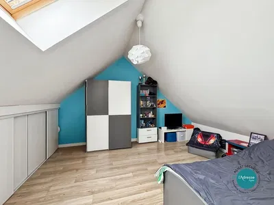 Kuchyně; kuchyňské spotřebiče, dřevěná podlaha, přirozené světlo, moderní styl