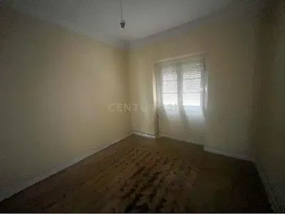 Kuhinja; kućanski aparati, drveni pod, prirodna svjetlost, moderan stil