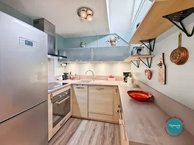 Kuchyně; kuchyňské spotřebiče, dřevěná podlaha, přirozené světlo, moderní styl