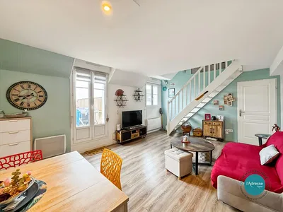 Kuchyně; kuchyňské spotřebiče, dřevěná podlaha, přirozené světlo, moderní styl