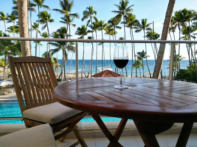 Keuken; keukenapparatuur, houten vloer, natuurlijk licht, moderne stijl