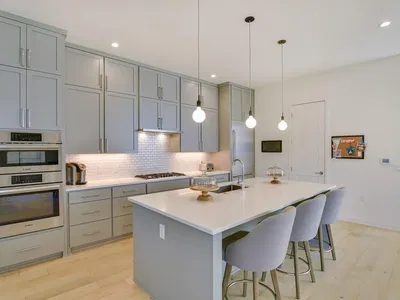 Küche; küchengeräte, holzboden, tageslicht, moderner stil