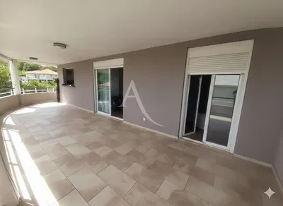 Kuhinja; kućanski aparati, drveni pod, prirodna svjetlost, moderan stil