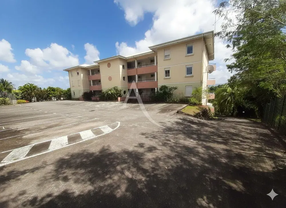 Kuhinja; kućanski aparati, pločice, prirodna svjetlost, moderan stil